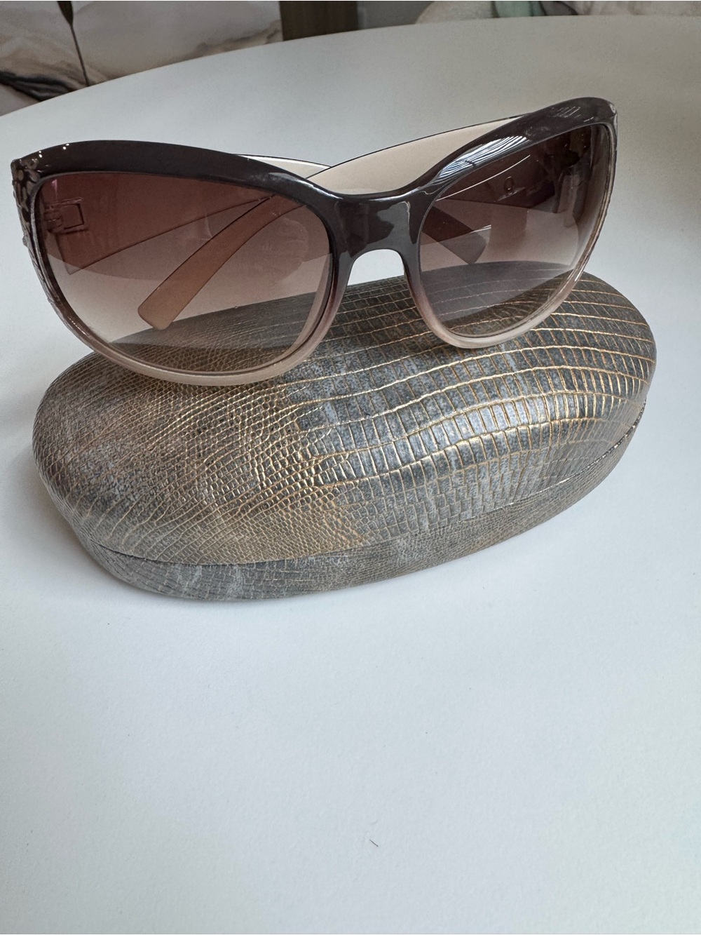 Women's Gradient Brown Oversized Sunglasses
With case
